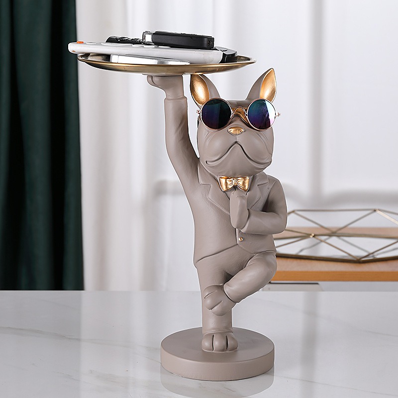 Chó nhỏ bưng khay xinh xắn