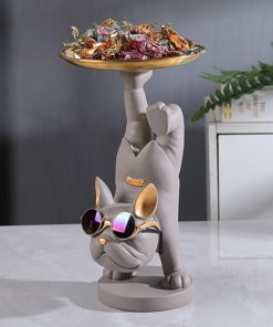 Chó nhỏ bưng khay xinh xắn