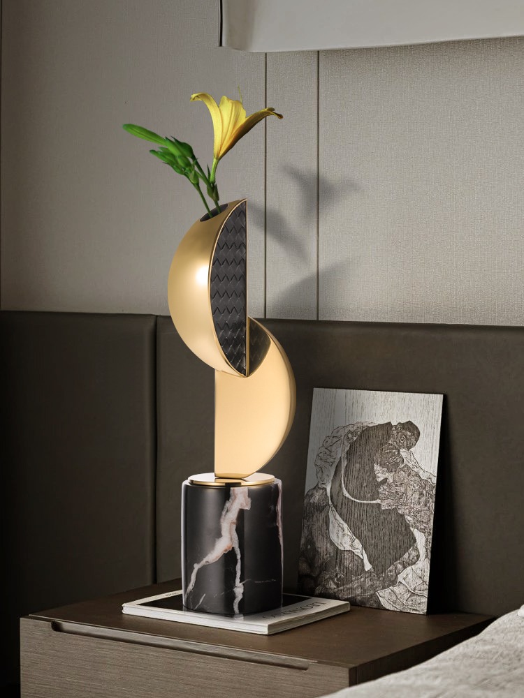 Bình hoa dạng hình học trang trí