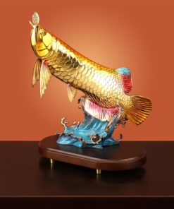 Cá rồng phong thủy ngậm tiền vàng bắt mắt