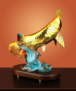 Cá rồng phong thủy ngậm tiền vàng bắt mắt