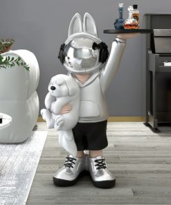 Cậu bé phi hành gia bưng khay decor phòng khách