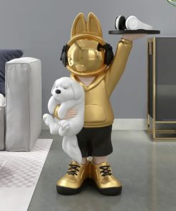 Cậu bé phi hành gia bưng khay decor phòng khách