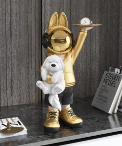 Cậu bé phi hành gia bưng khay decor phòng khách