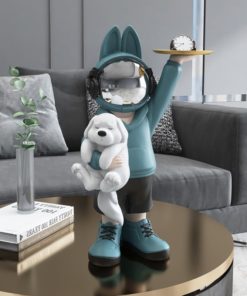 Cậu bé phi hành gia bưng khay decor phòng khách