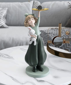 Tượng cô gái bưng khay để cạnh sofa phòng khách