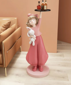 Tượng cô gái bưng khay để cạnh sofa phòng khách