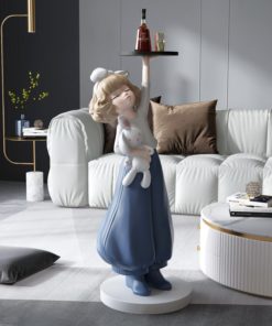 Tượng cô gái bưng khay để cạnh sofa phòng khách
