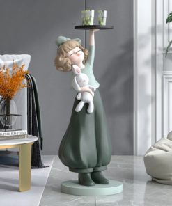 Tượng cô gái bưng khay để cạnh sofa phòng khách