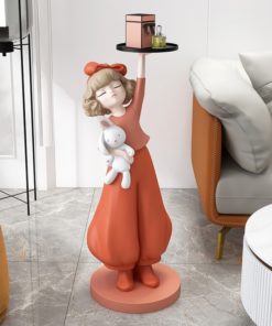 Tượng cô gái bưng khay để cạnh sofa phòng khách