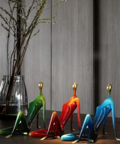 Giá rượu vang hình cô gái bằng đồng