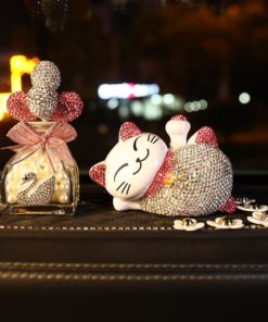 Mèo may mắn vẫy tay