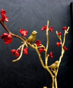 Mô hình hoa mai đỏ bắt mắt người nhìn