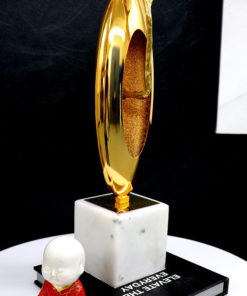 Mô hình hoa mai đỏ bắt mắt người nhìn