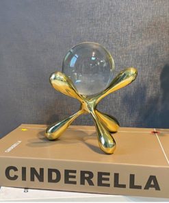 Quả cầu pha lê trang trí kệ sách thêm đẹp mắt