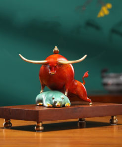 Tượng bò tót và gấu đối đầu đẹp