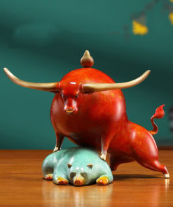 Tượng bò tót và gấu đối đầu đẹp