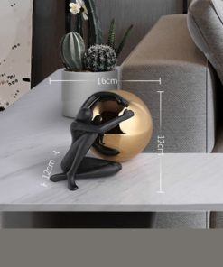 Tượng nghệ thuật ôm bóng lạ mắt