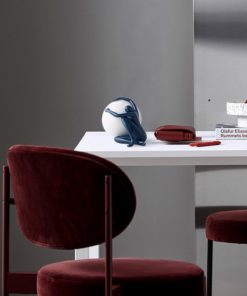 Tượng nghệ thuật ôm bóng lạ mắt