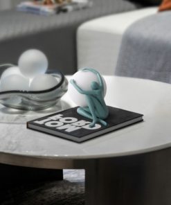 Tượng nghệ thuật ôm bóng lạ mắt