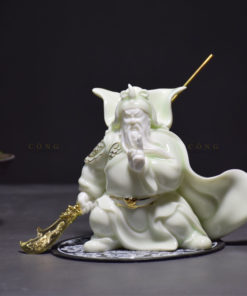 Tượng Quan Công để trên oto may mắn