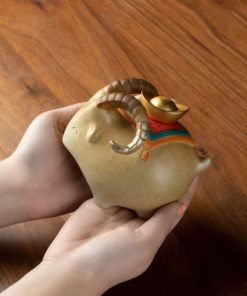 Tượng dê cõng vàng tài lộc