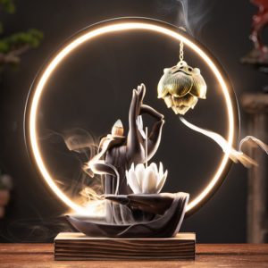 Thác khói hương trầm đôi tay Phật