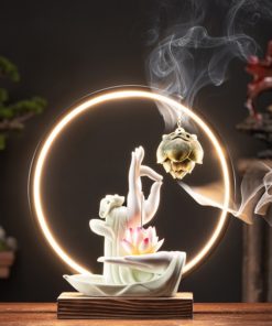 Thác khói hương trầm đôi tay Phật