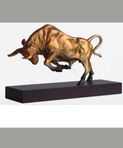 Tượng bò tót được làm bằng chất liệu đồng