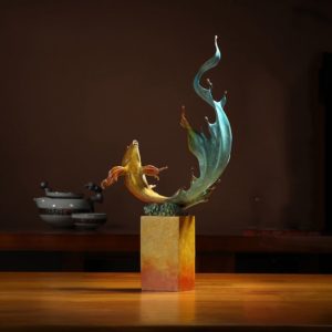 Tượng cá chép uốn mình bằng đồng