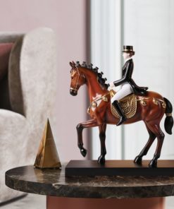 Tượng nữ hiệp sĩ cưỡi ngựa