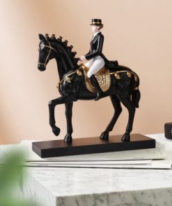 Tượng nữ hiệp sĩ cưỡi ngựa