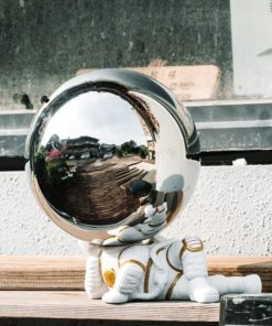 Tượng phi hành gia kết hợp giá để mũ