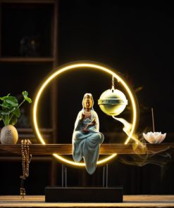 Tượng Quan Âm bên lư hương trầm