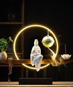 Tượng Quan Âm bên lư hương trầm