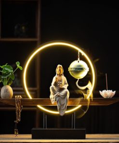 Tượng Quan Âm bên lư hương trầm