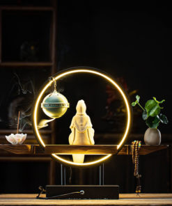 Tượng Quan Âm bên lư hương trầm