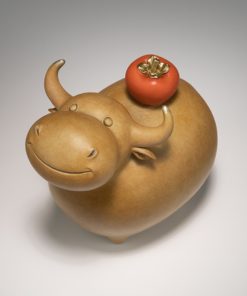 Tượng trâu cõng quả hồng xinh xắn