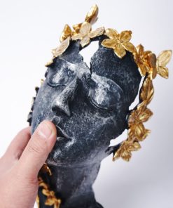 Tượng cô gái hoa mai vàng