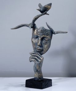 Tượng chim đậu trên đầu người