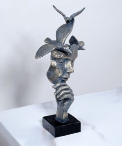 Tượng chim đậu trên đầu người