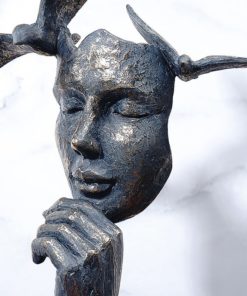 Tượng chim đậu trên đầu người