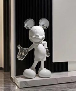 Mô hình chuột Mickey trang trí sảnh sang trọng