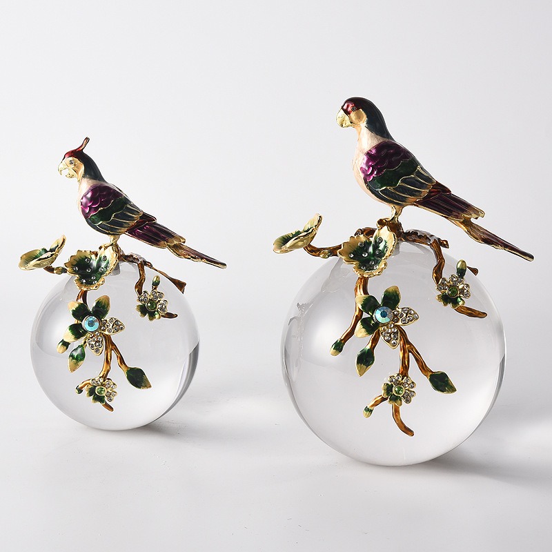 Decor chim vẹt đứng quả cầu pha lê Decor chim vẹt đứng quả cầu pha lê