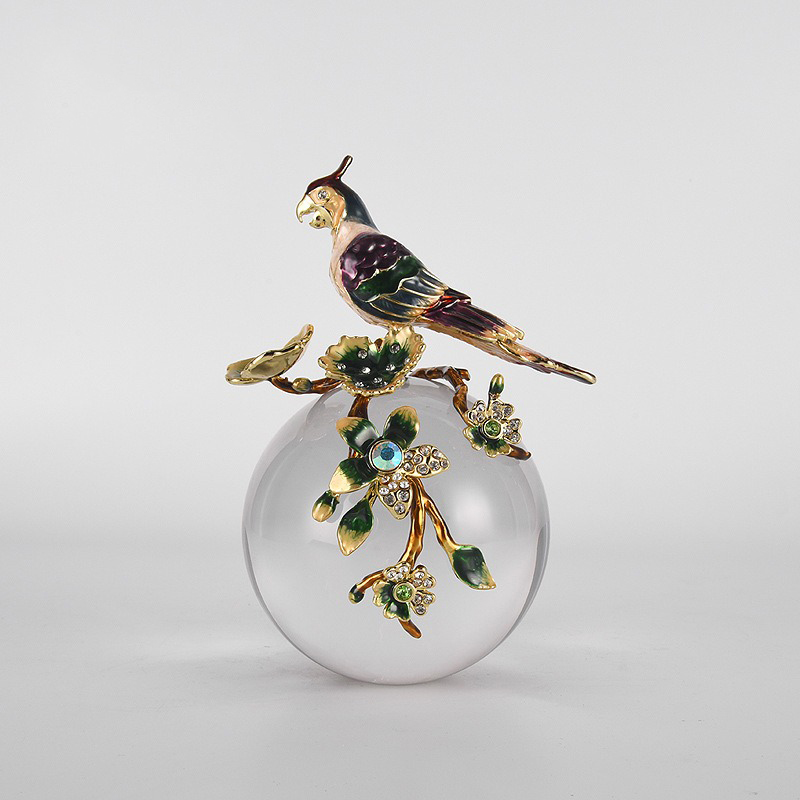 decor-chim-vet-dung-qua-cau-pha-le-4 Decor chim vẹt đứng quả cầu pha lê