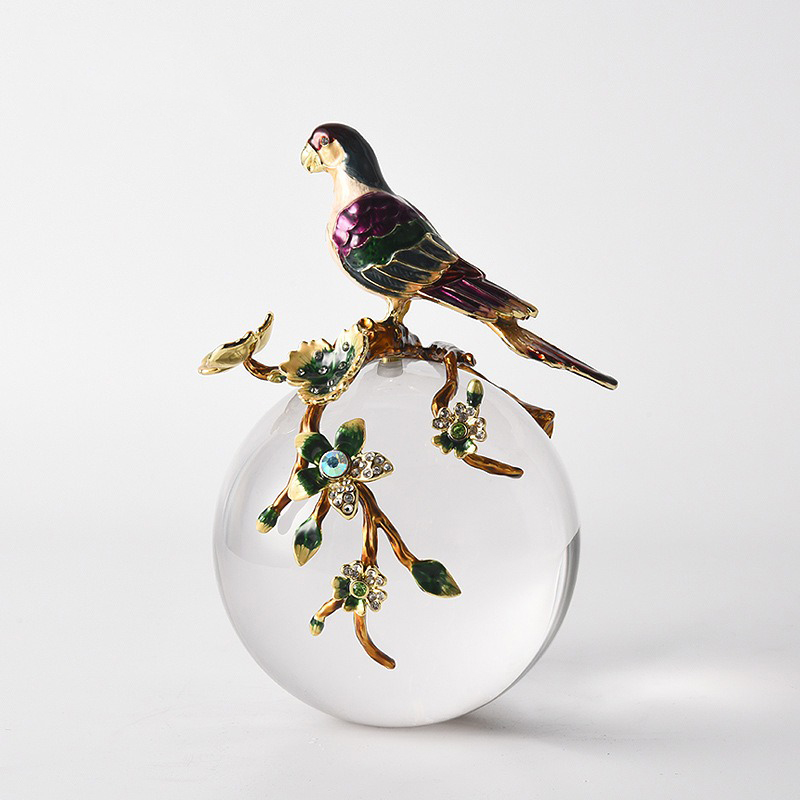 Decor chim vẹt đứng quả cầu pha lê