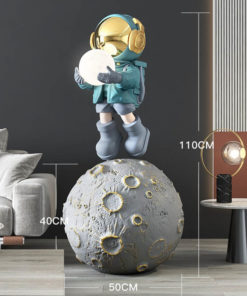 Phi hành gia nhí đứng trên mặt trăng