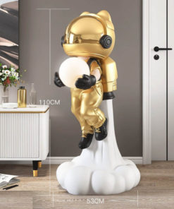 Phi hành gia cầm bóng cưỡi tên lửa