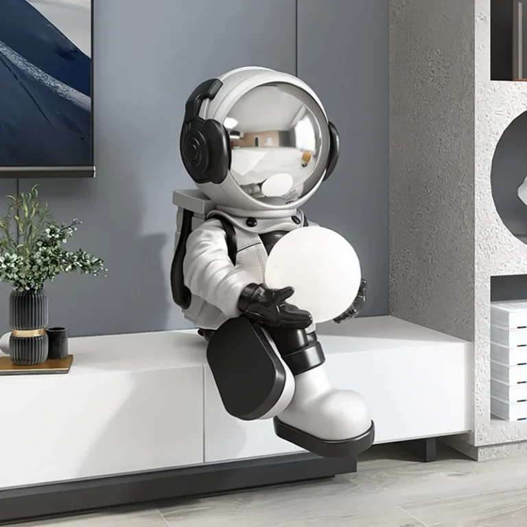 Phi hành gia ngồi kệ tivi sang trọng