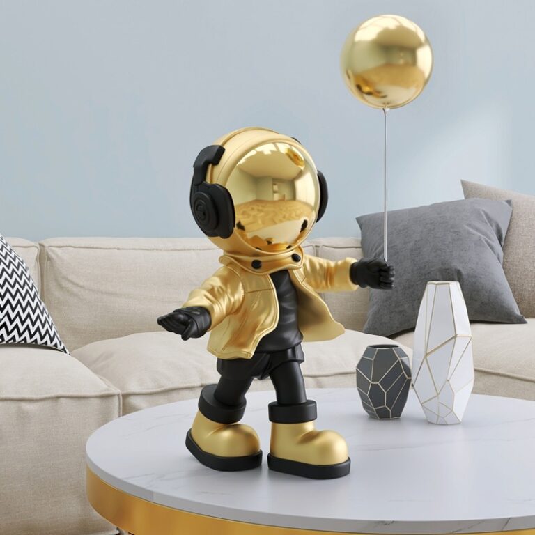 Phi hành gia để bàn phòng khách